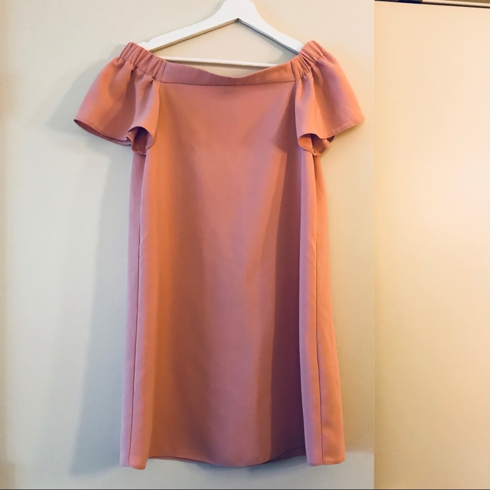 Off-shoulder pink short dress